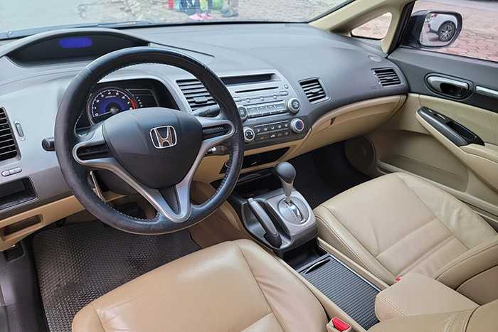 Khoang lái của Civic 2009 được thiết kế rất gọn gàng với bảng đồng hồ 2 tầng.