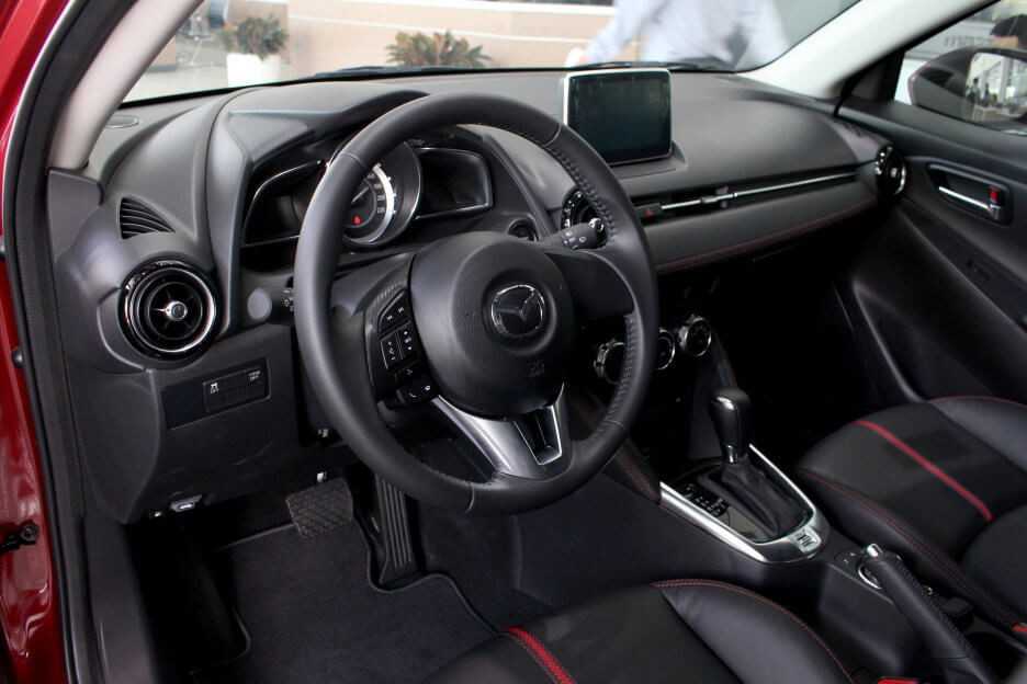 Nội thất nhiều trang bị tiện nghi trên Mazda2 2022