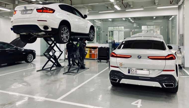 Xe BMW được bảo dưỡng tại một cơ sở chính hãng.