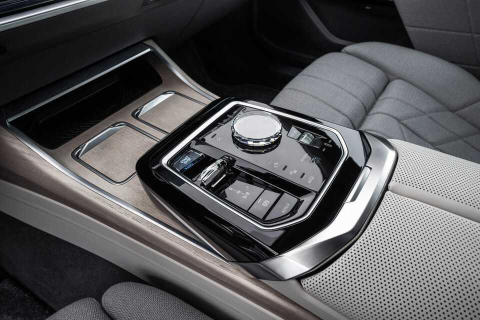 Ra mắt xe điện BMW i7, hoạt động tối đa 625 km-9