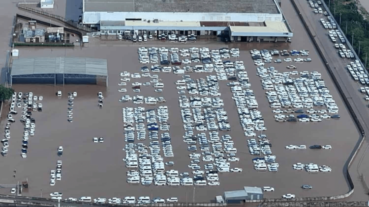 Mưa lũ kéo dài ở Nam Phi, hàng trăm xe Toyota mới bị ngập nước