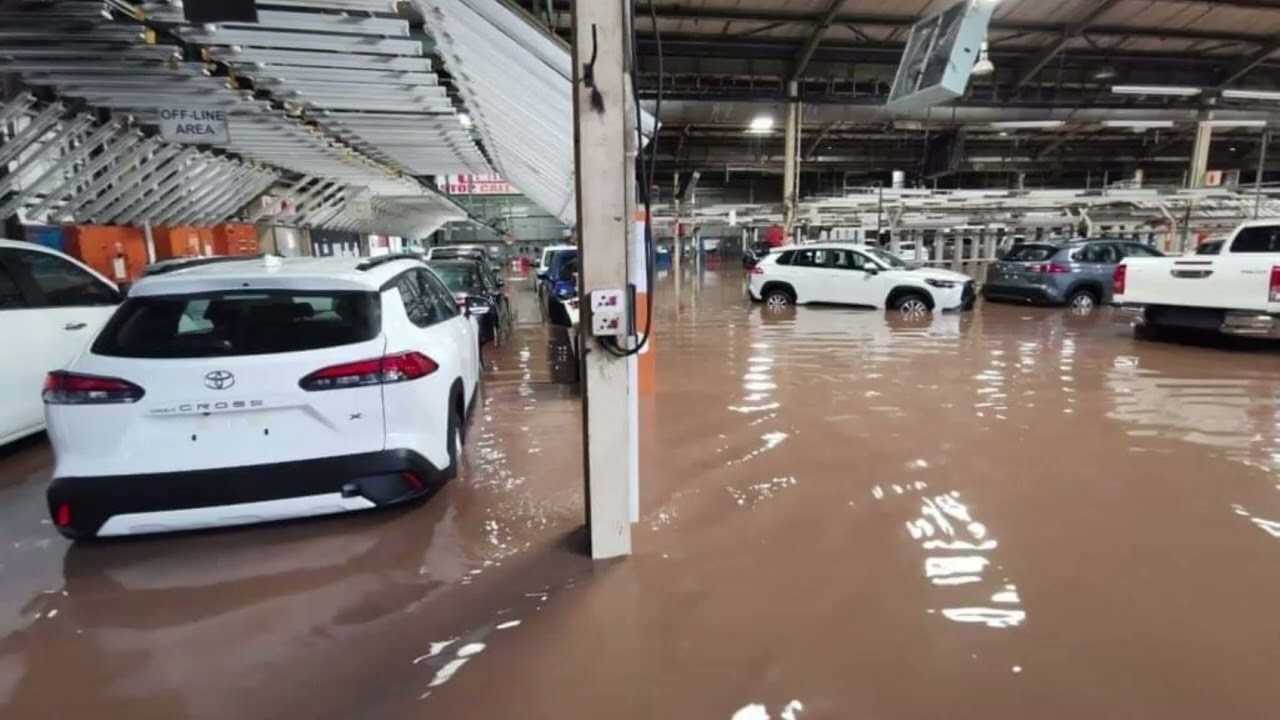 Mưa lũ kéo dài ở Nam Phi, hàng trăm xe Toyota mới bị ngập nước-2