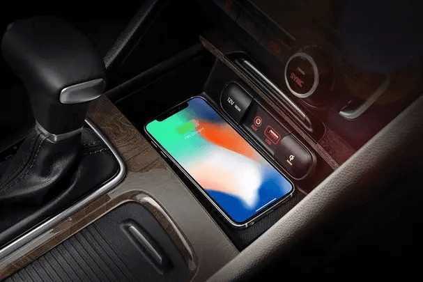 Khay sạc không dây dành cho điện thoại thông minh hiện nay là trang bị tùy chọn áp dụng trên khá nhiều dòng xe.