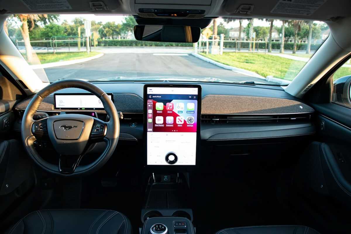 Tesla Center Touchscreen – 15 inch