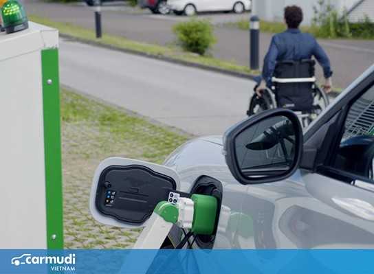 Hãng Ford phát triển trạm sạc robot tự cắm điện