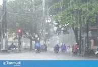 Lao như điên trên đường mưa, ô tô nhận cái kết "tự huỷ"