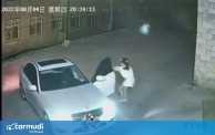 Quên kéo phanh tay, nữ tài xế bất lực nhìn xe Mercedes tự trôi