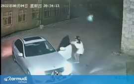 Quên kéo phanh tay, nữ tài xế bất lực nhìn xe Mercedes tự trôi