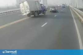 Không được nhường đường, xe con tạt đầu xe tải để trả đũa
