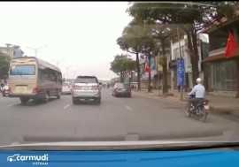 Nhầm chân phanh và chân ga khi sang đường, ôtô đâm thẳng vào nhà