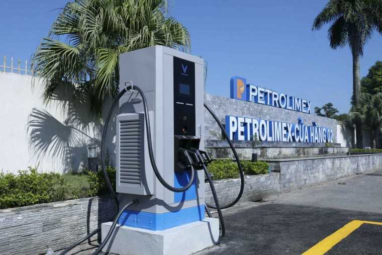 VinFast khai trương dịch vụ sạc xe điện đầu tiên tại hệ thống Petrolimex-1