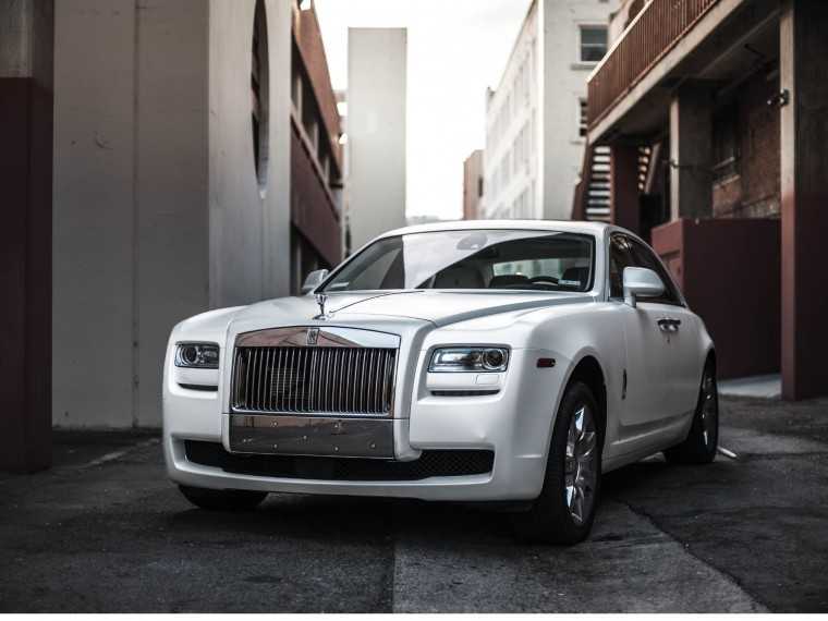 Khám phá mẫu xe RollsRoyce Cullinan của rapper Drake