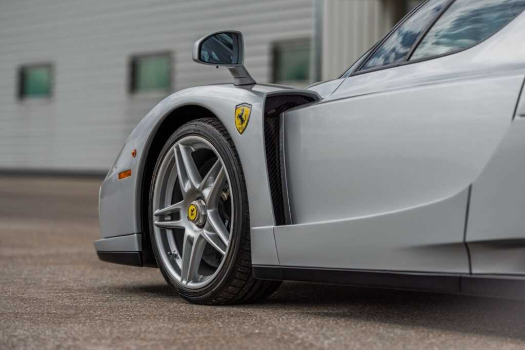 Siêu xe Ferrari Enzo đời 2003 mới tinh được rao bán