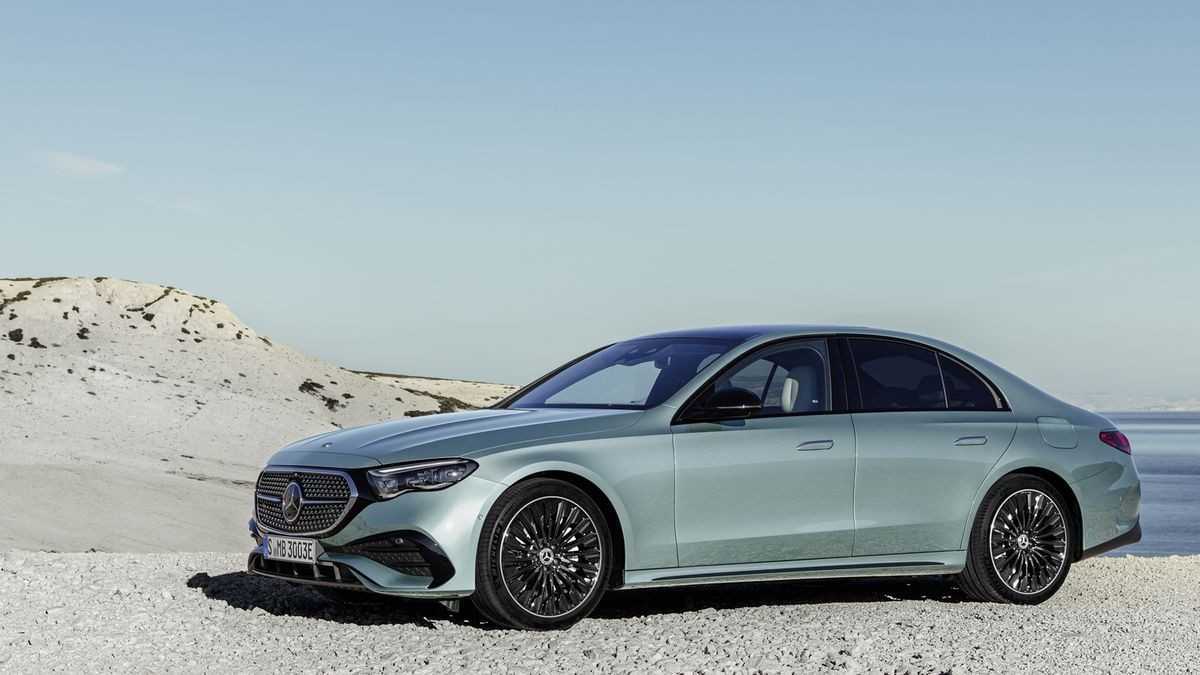 Mercedes-Benz E-Class 2024 học từ quá khứ, hướng tới tương lai - Blog Xe Hơi Carmudi Mercedes-Benz E-Class 2024 Học Từ Quá Khứ, Hướng Tới Tương Lai - Blog Xe Hơi Carmudi