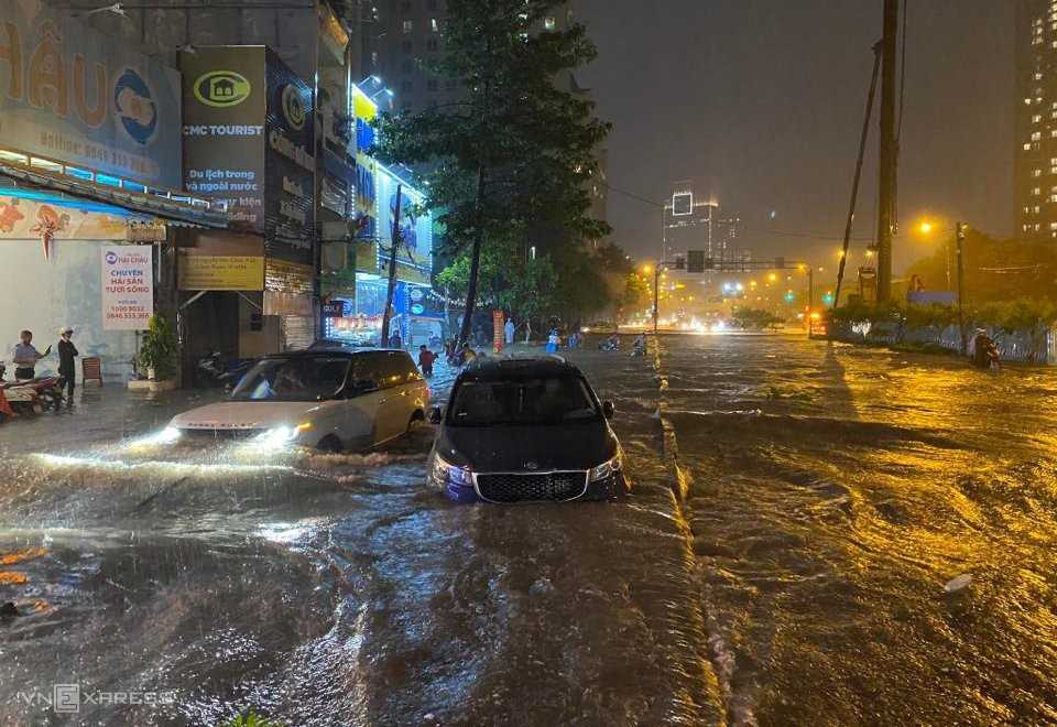 Nguy cơ mất một núi tiền để sửa xe khi nhớt nhiễm nước